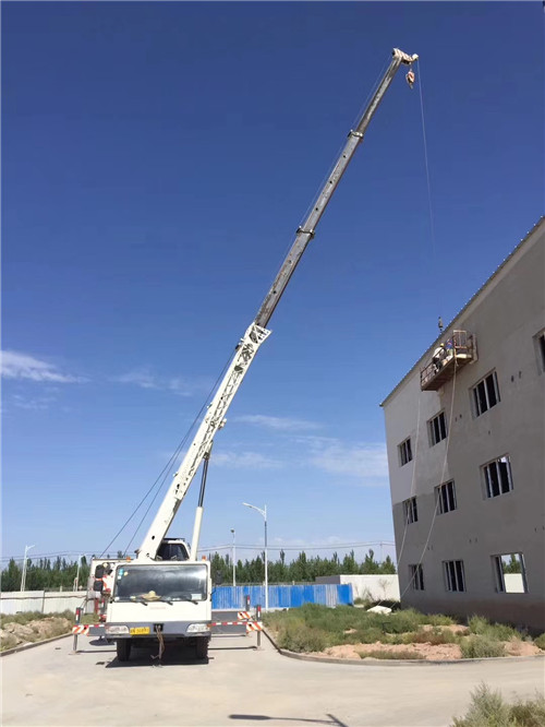 三亚市“轻装强干”—— 吊车的 “轻量化臂架” 技术